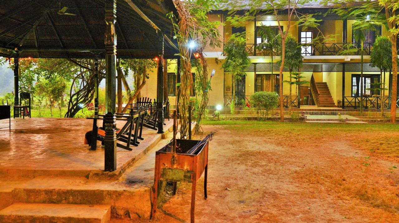 Hotel Parkside & Swimming Pool-Between Greenery And Azure ,Your Perfect Retreat Chitwan Buitenkant foto