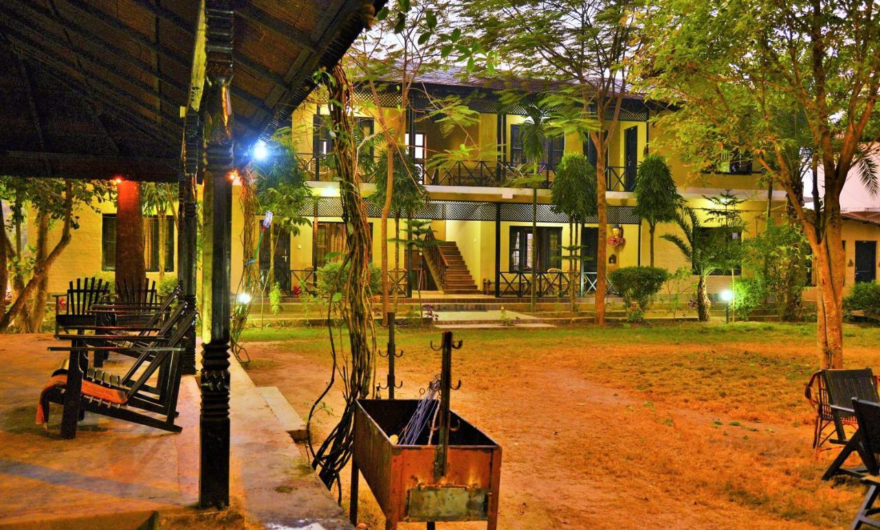 Hotel Parkside & Swimming Pool-Between Greenery And Azure ,Your Perfect Retreat Chitwan Buitenkant foto