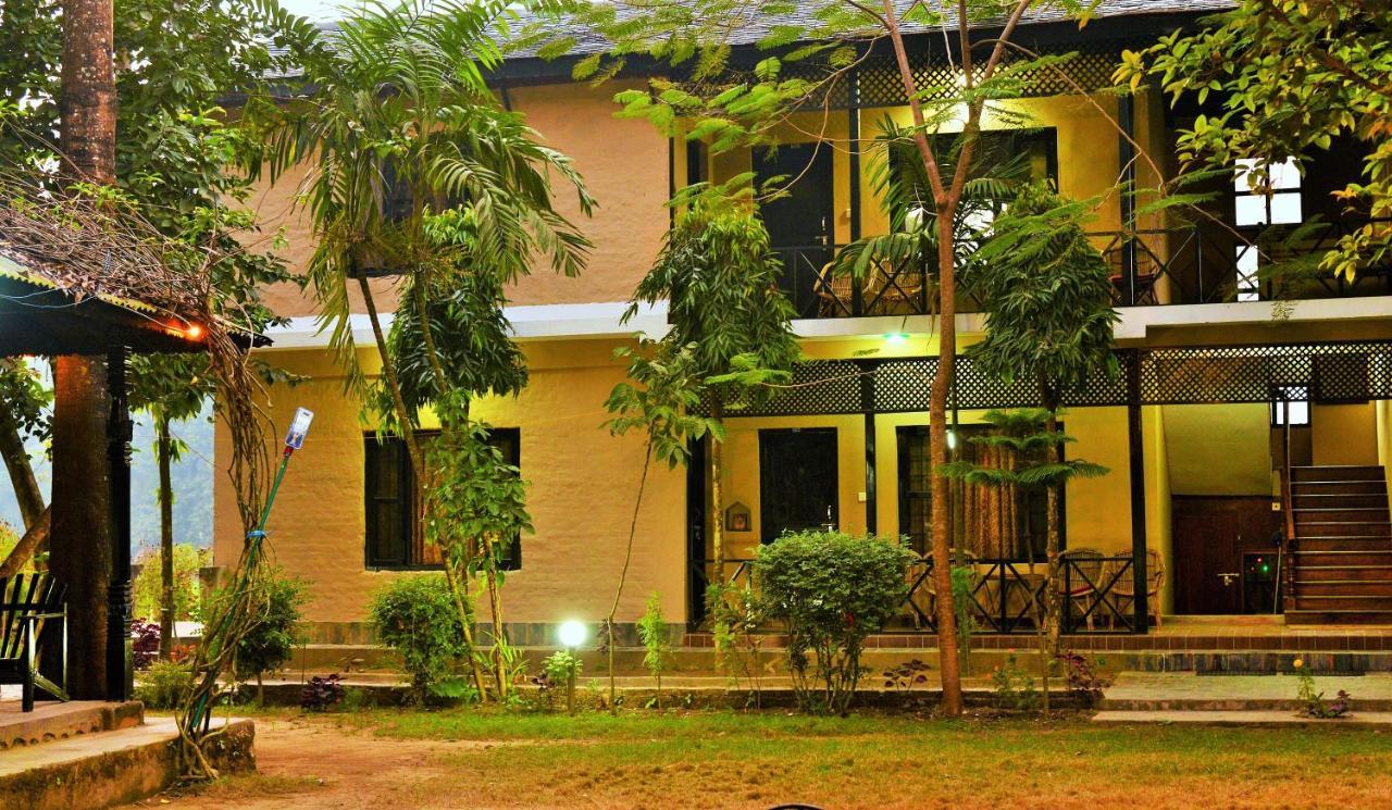 Hotel Parkside & Swimming Pool-Between Greenery And Azure ,Your Perfect Retreat Chitwan Buitenkant foto