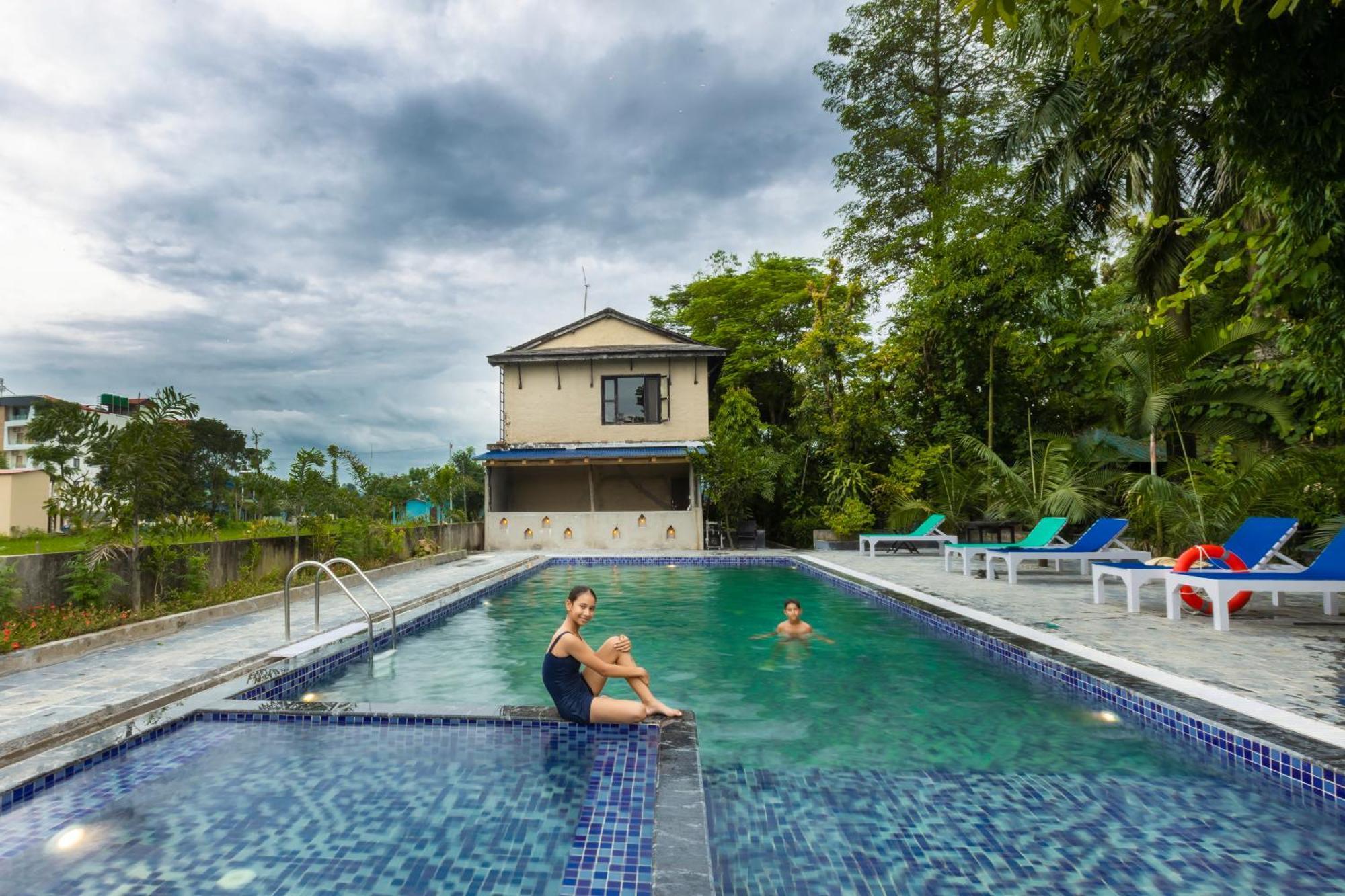 Hotel Parkside & Swimming Pool-Between Greenery And Azure ,Your Perfect Retreat Chitwan Buitenkant foto