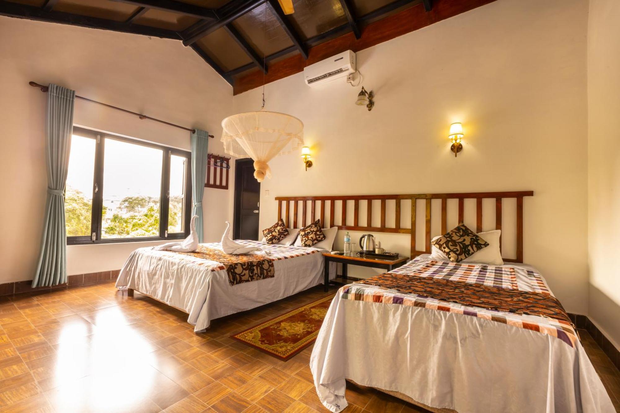 Hotel Parkside & Swimming Pool-Between Greenery And Azure ,Your Perfect Retreat Chitwan Buitenkant foto