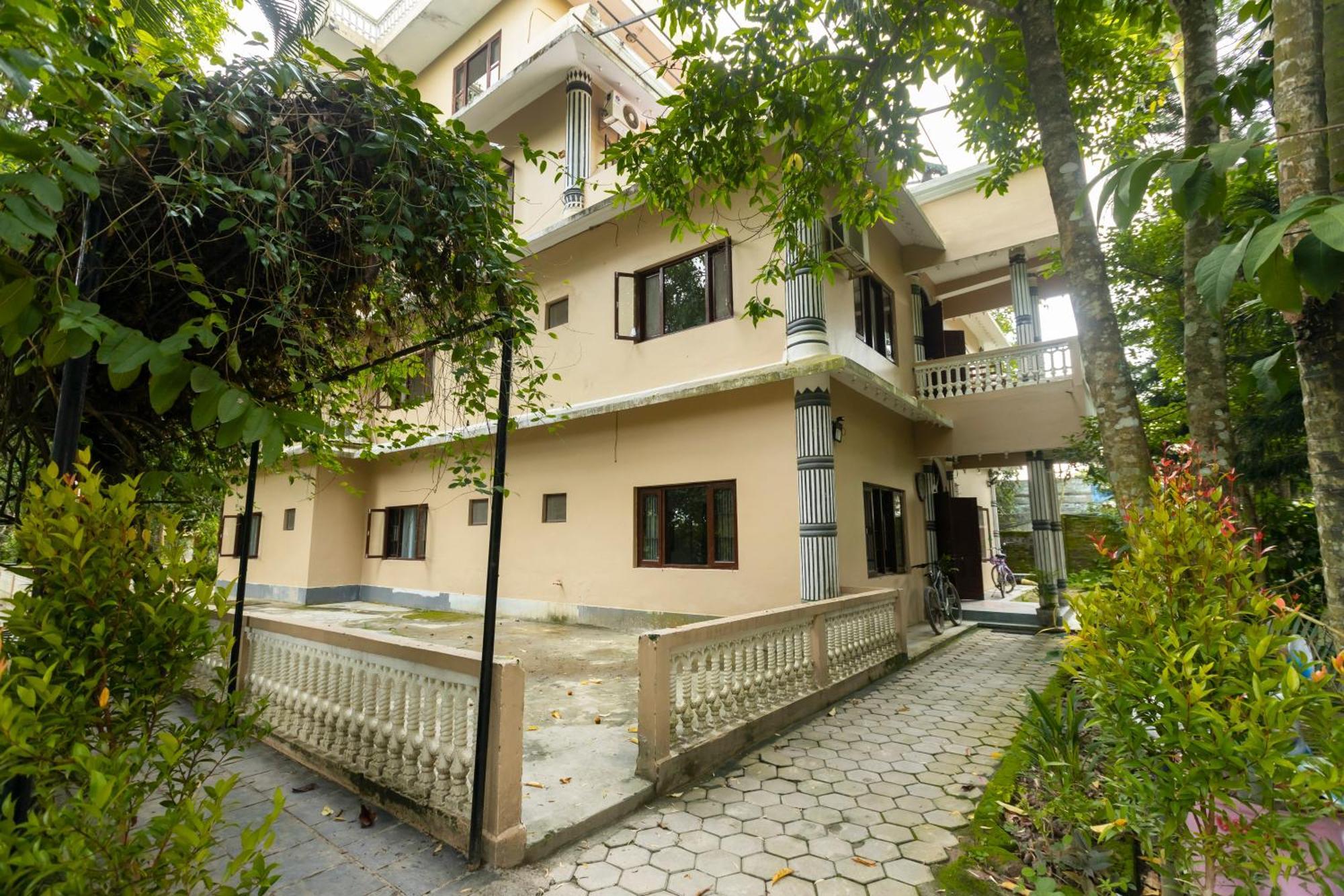 Hotel Parkside & Swimming Pool-Between Greenery And Azure ,Your Perfect Retreat Chitwan Buitenkant foto