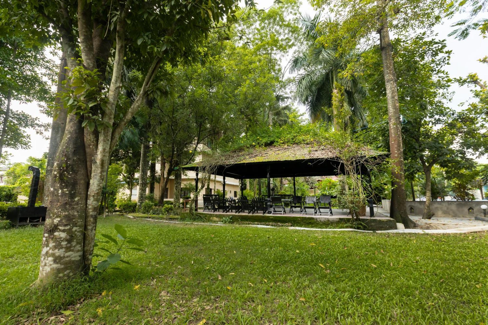 Hotel Parkside & Swimming Pool-Between Greenery And Azure ,Your Perfect Retreat Chitwan Buitenkant foto
