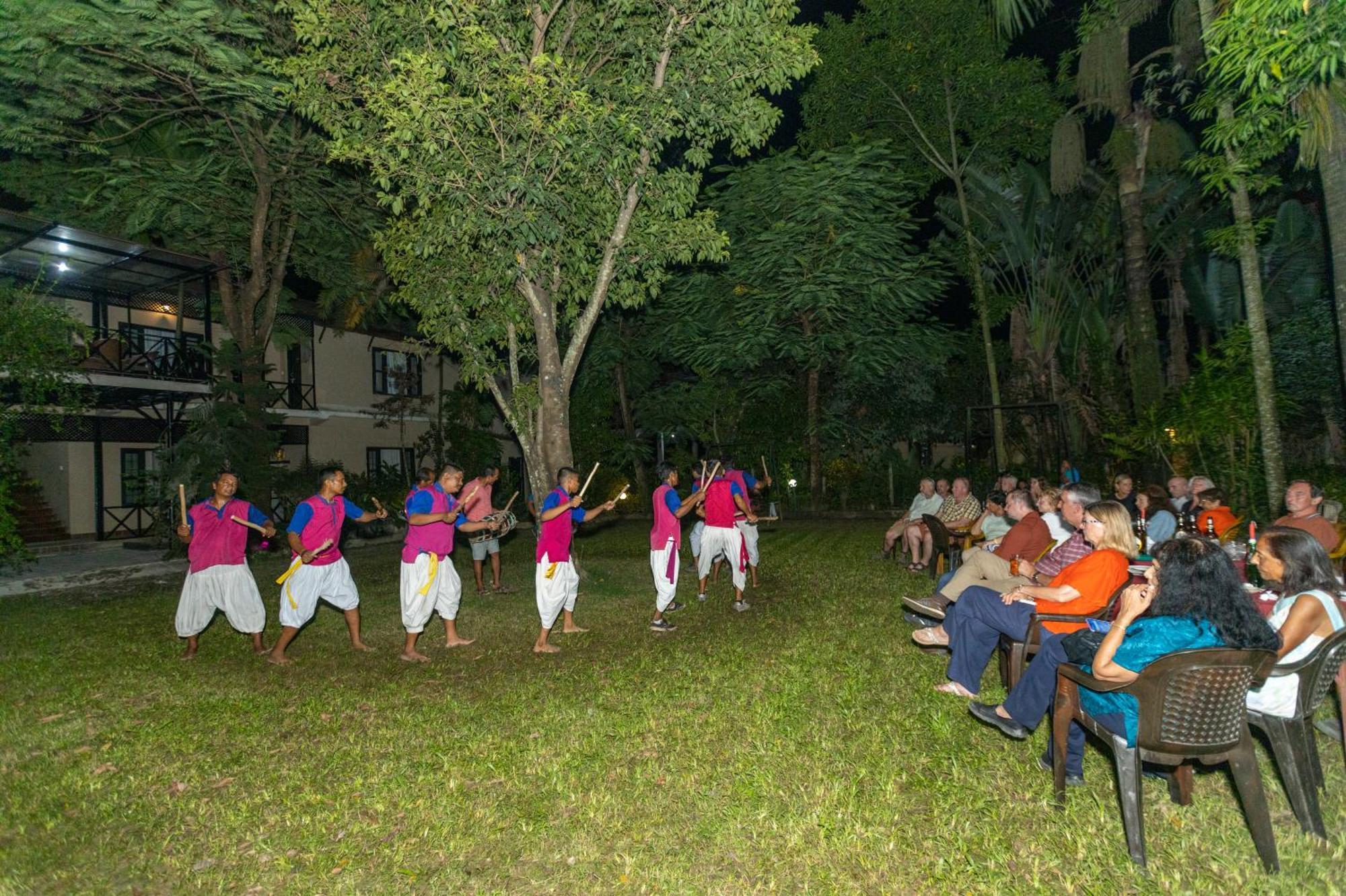 Hotel Parkside & Swimming Pool-Between Greenery And Azure ,Your Perfect Retreat Chitwan Buitenkant foto