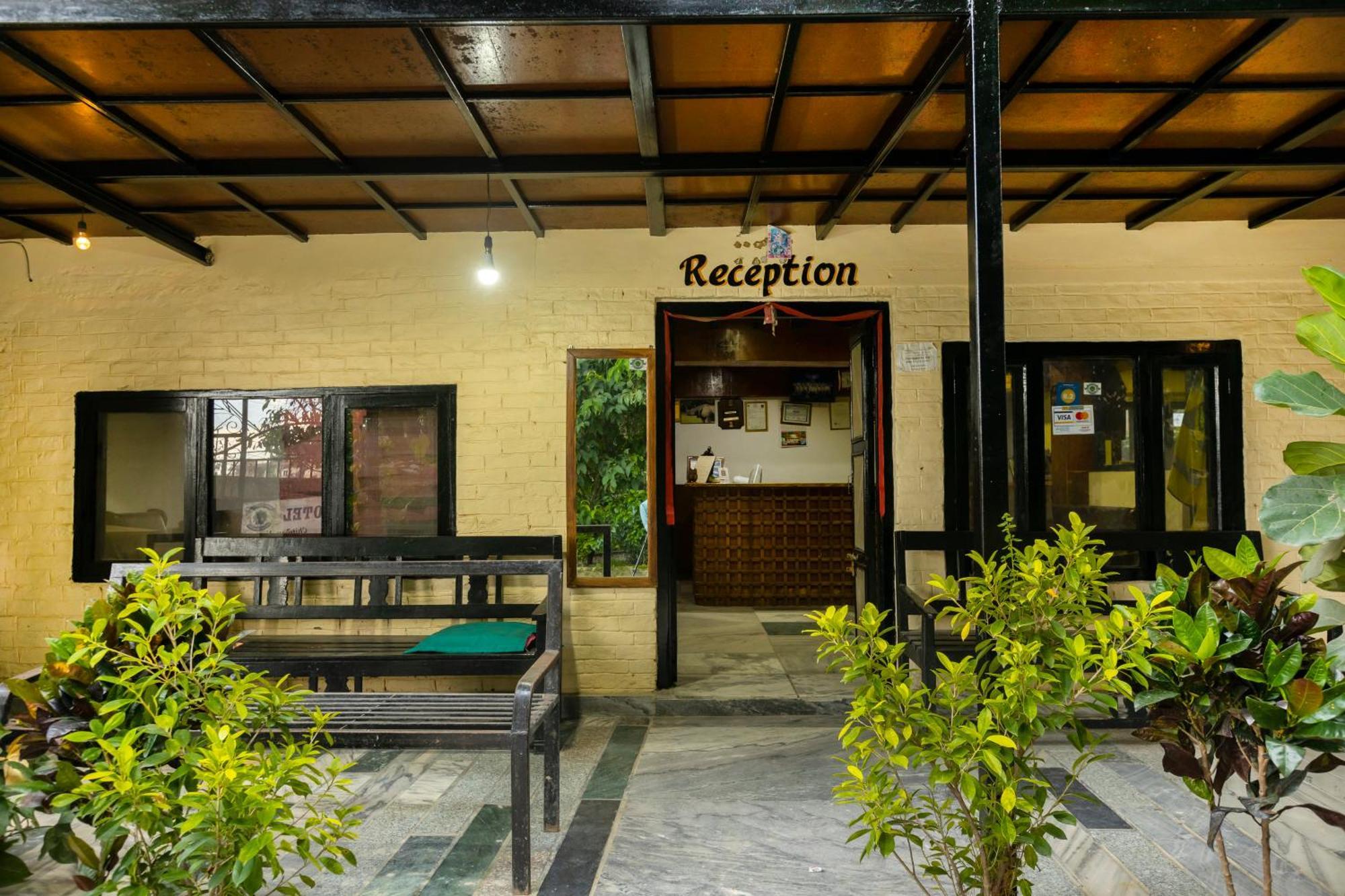 Hotel Parkside & Swimming Pool-Between Greenery And Azure ,Your Perfect Retreat Chitwan Buitenkant foto