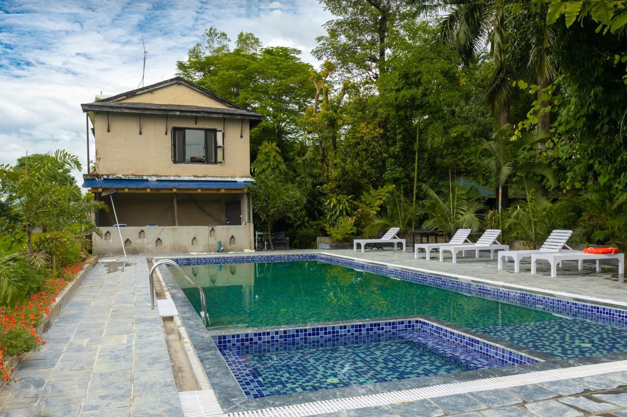 Hotel Parkside & Swimming Pool-Between Greenery And Azure ,Your Perfect Retreat Chitwan Buitenkant foto