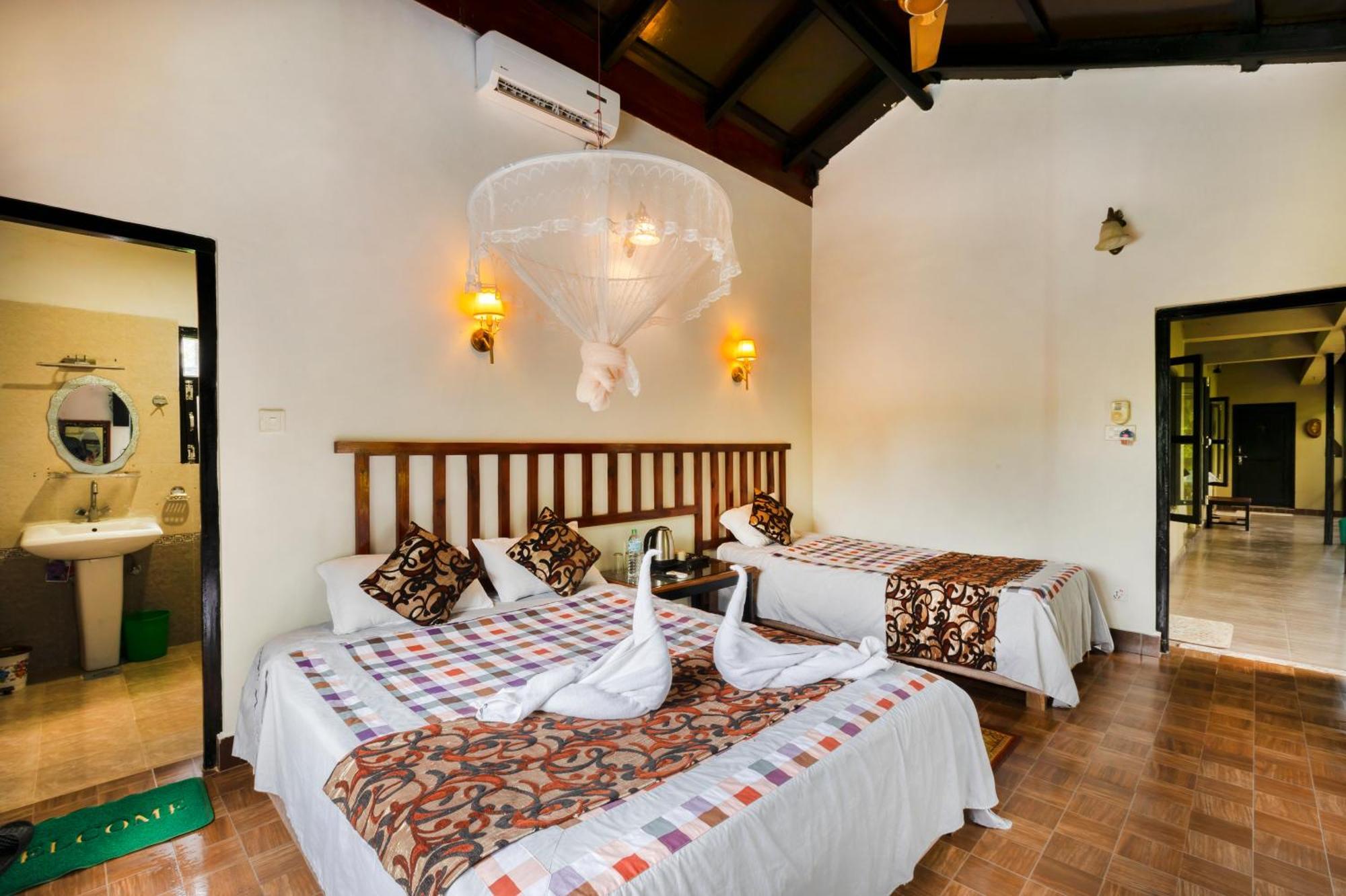 Hotel Parkside & Swimming Pool-Between Greenery And Azure ,Your Perfect Retreat Chitwan Buitenkant foto