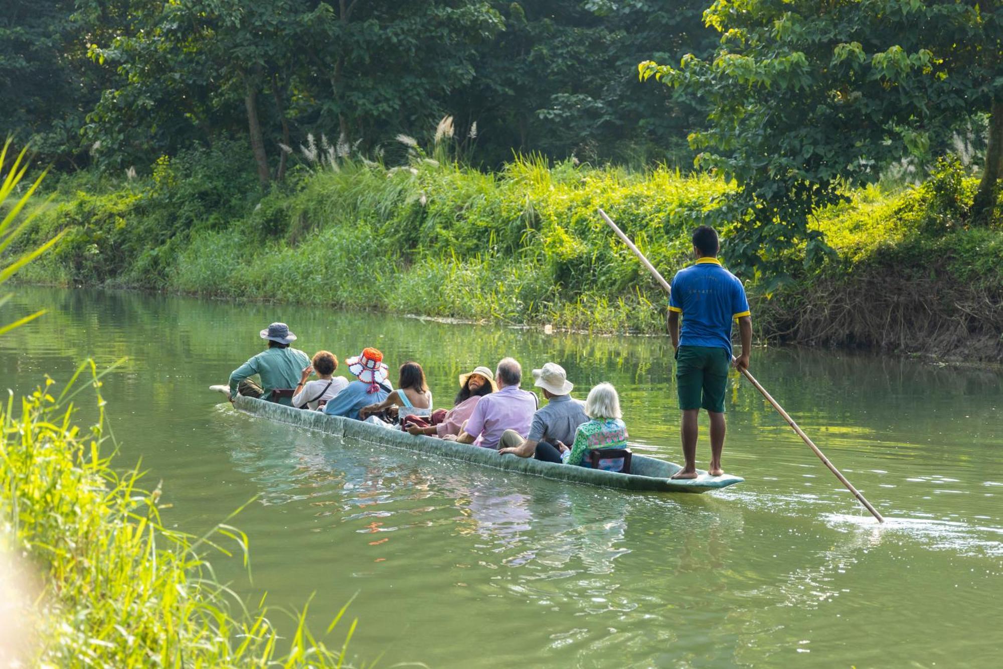 Hotel Parkside & Swimming Pool-Between Greenery And Azure ,Your Perfect Retreat Chitwan Buitenkant foto
