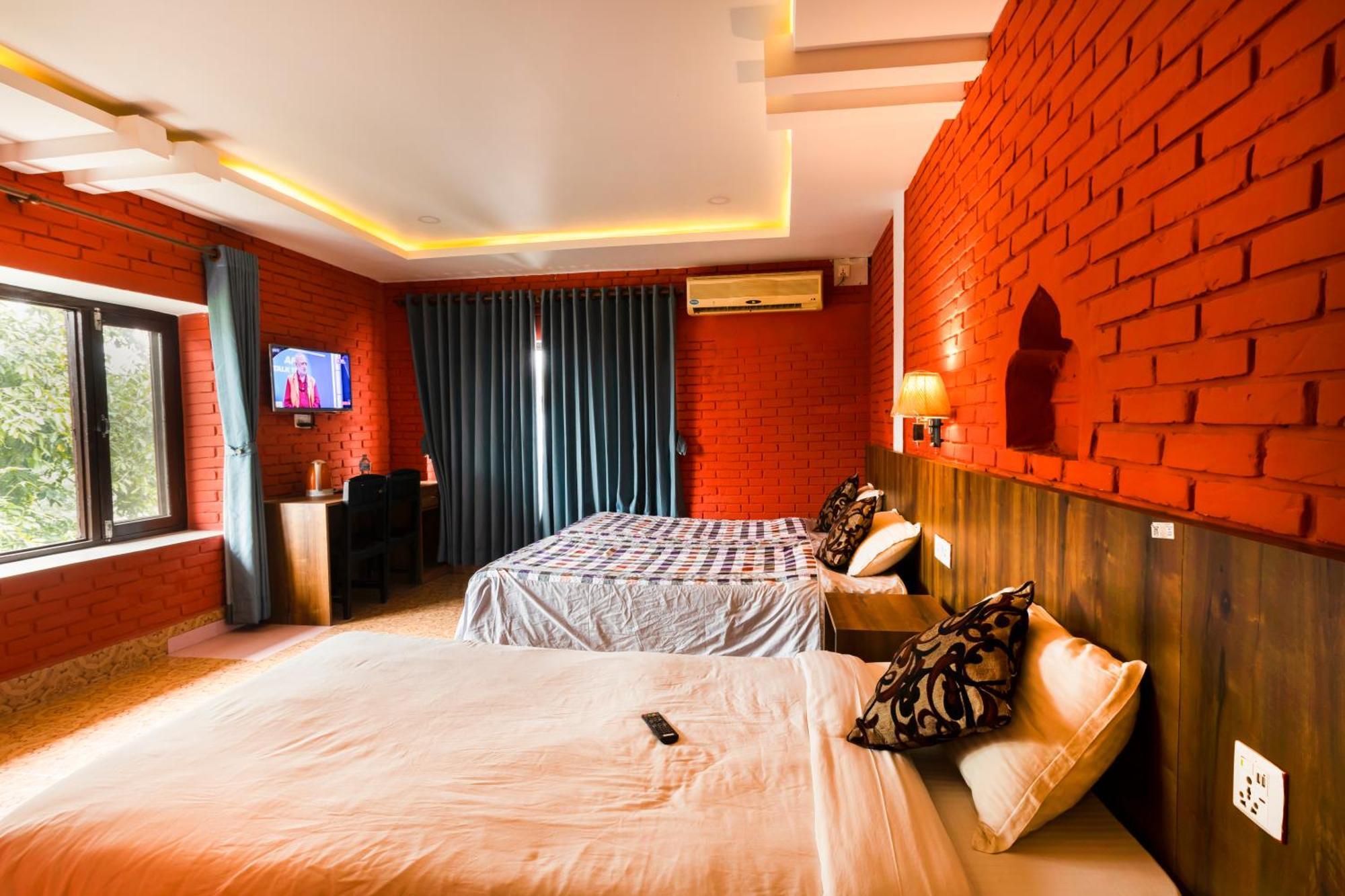 Hotel Parkside & Swimming Pool-Between Greenery And Azure ,Your Perfect Retreat Chitwan Buitenkant foto