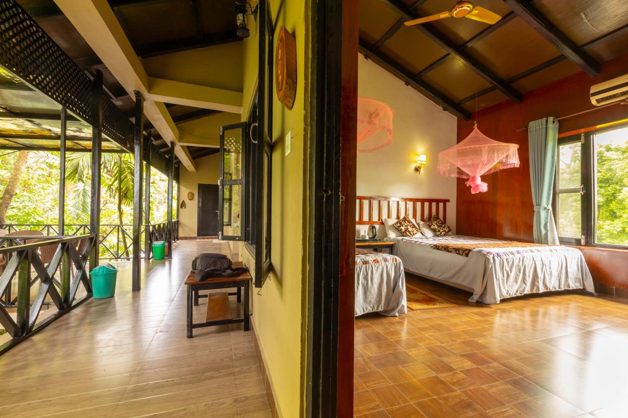 Hotel Parkside & Swimming Pool-Between Greenery And Azure ,Your Perfect Retreat Chitwan Buitenkant foto