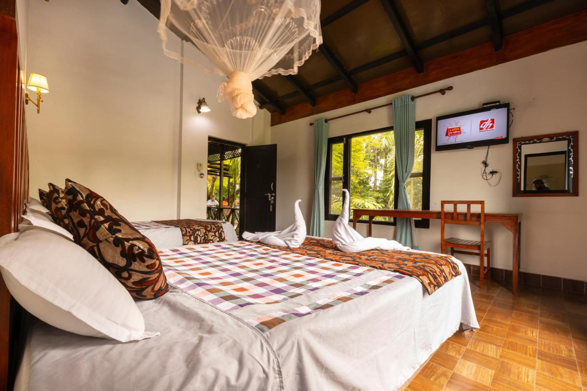 Hotel Parkside & Swimming Pool-Between Greenery And Azure ,Your Perfect Retreat Chitwan Buitenkant foto