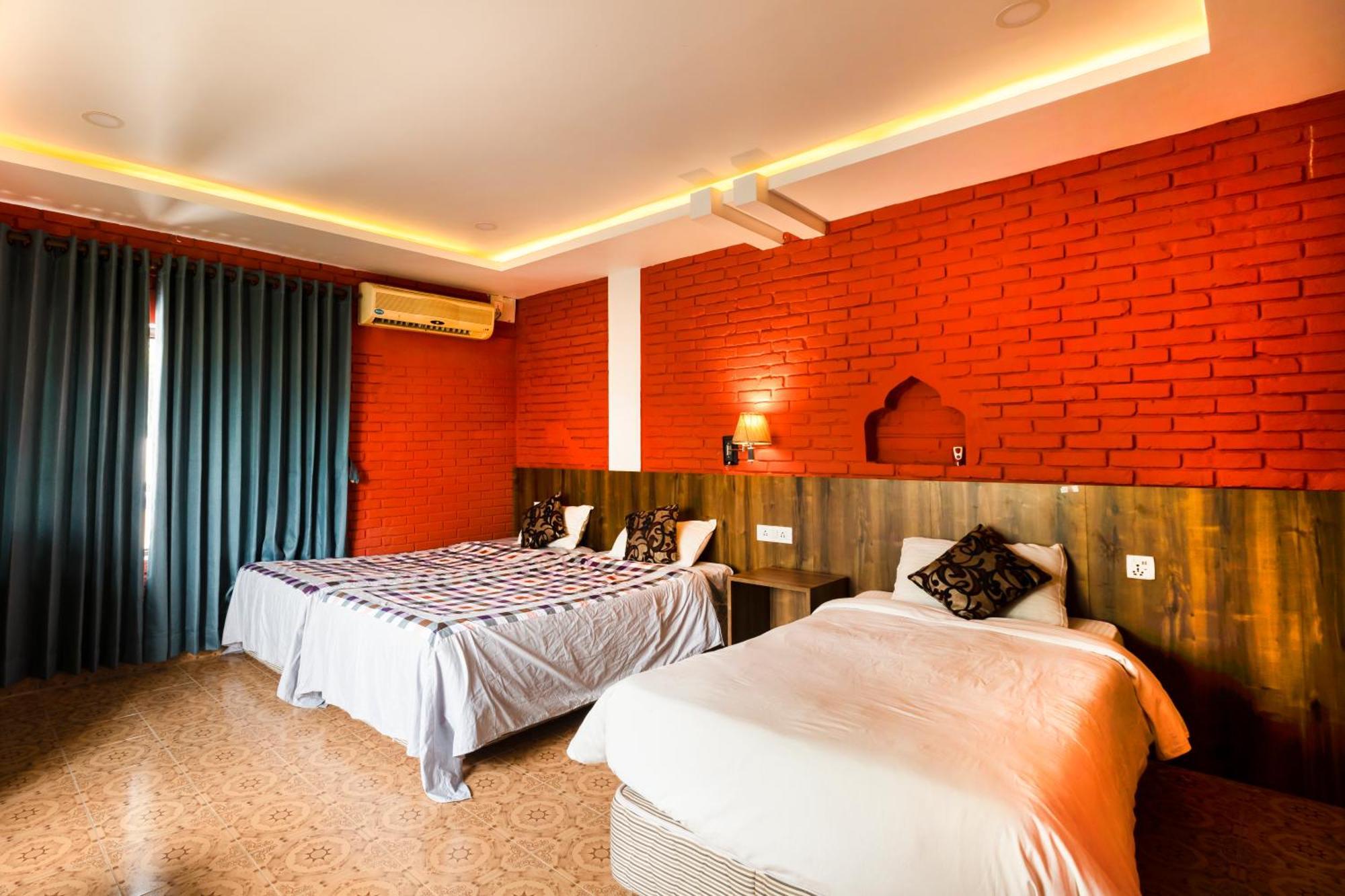 Hotel Parkside & Swimming Pool-Between Greenery And Azure ,Your Perfect Retreat Chitwan Buitenkant foto