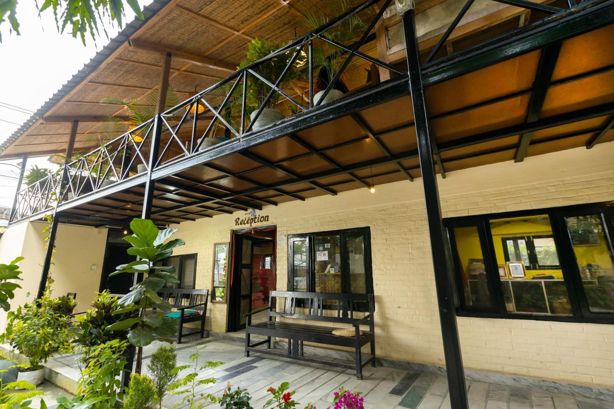Hotel Parkside & Swimming Pool-Between Greenery And Azure ,Your Perfect Retreat Chitwan Buitenkant foto
