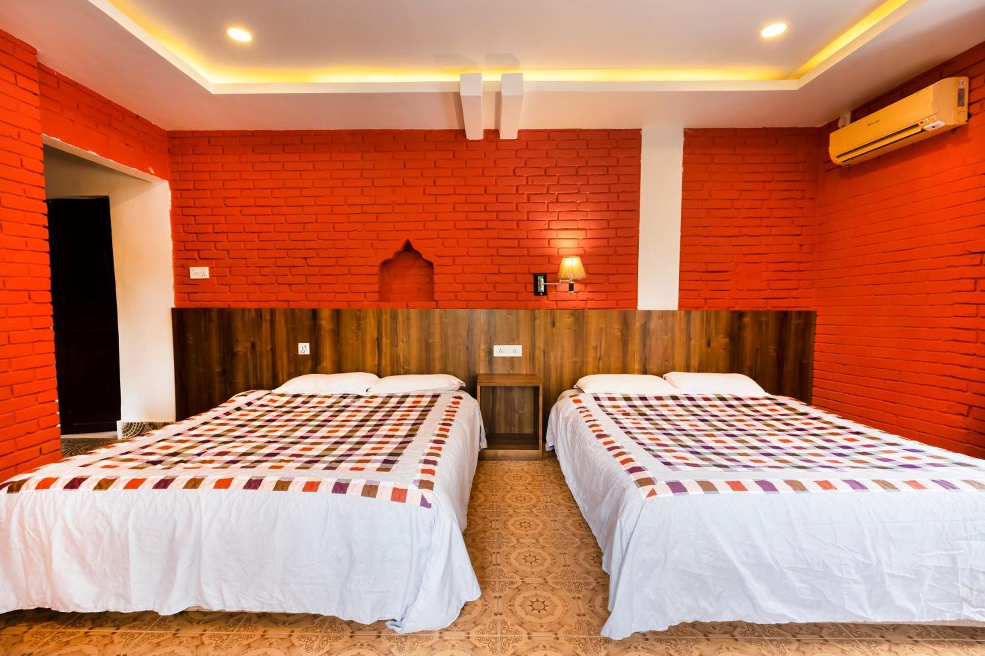 Hotel Parkside & Swimming Pool-Between Greenery And Azure ,Your Perfect Retreat Chitwan Buitenkant foto