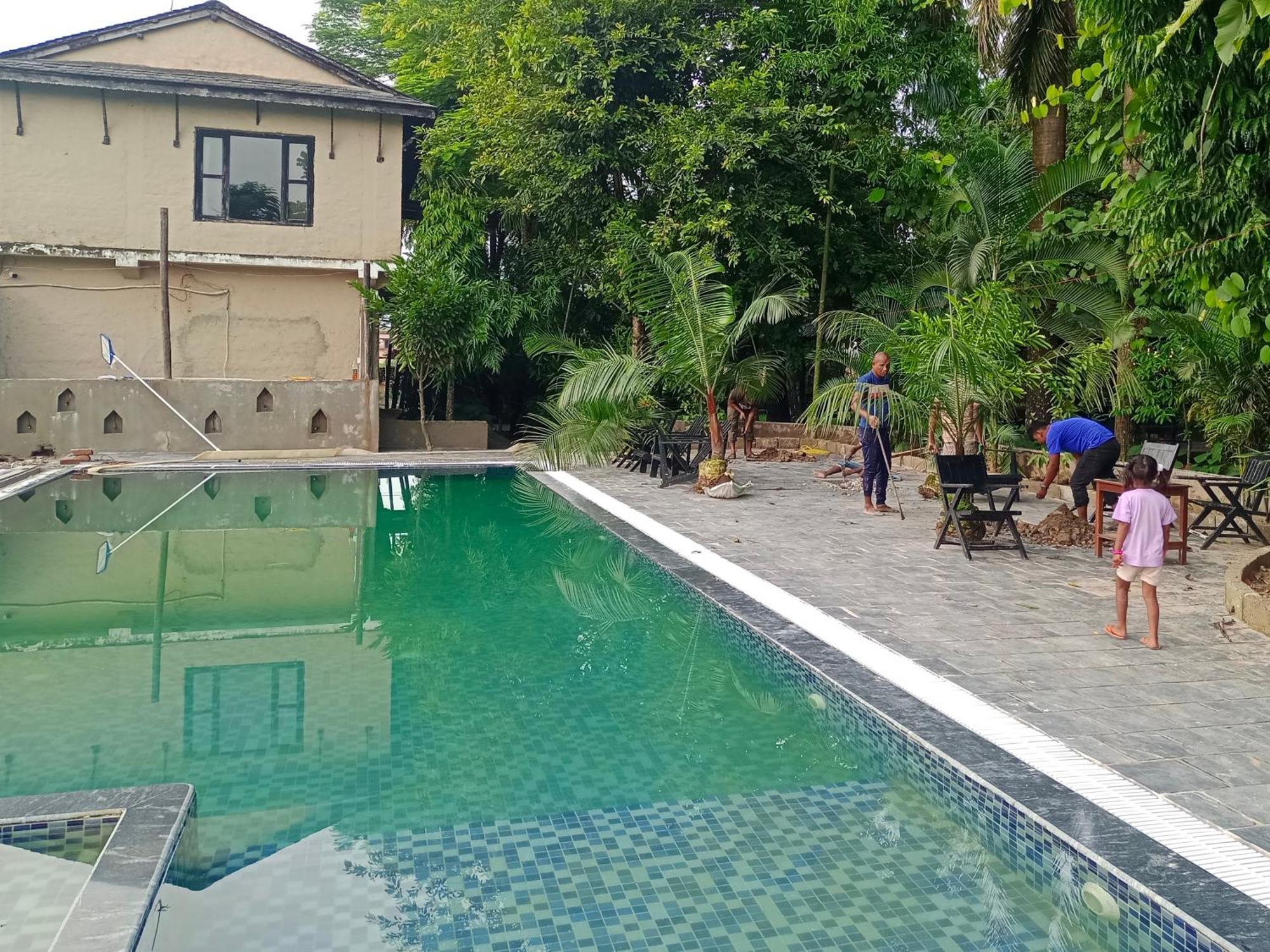 Hotel Parkside & Swimming Pool-Between Greenery And Azure ,Your Perfect Retreat Chitwan Buitenkant foto