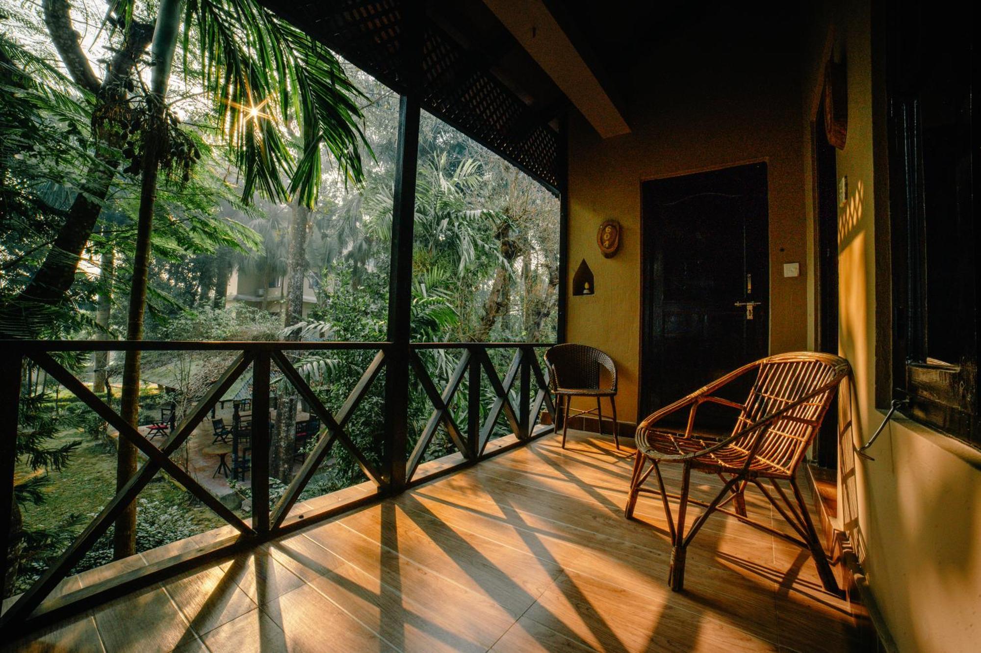 Hotel Parkside & Swimming Pool-Between Greenery And Azure ,Your Perfect Retreat Chitwan Buitenkant foto