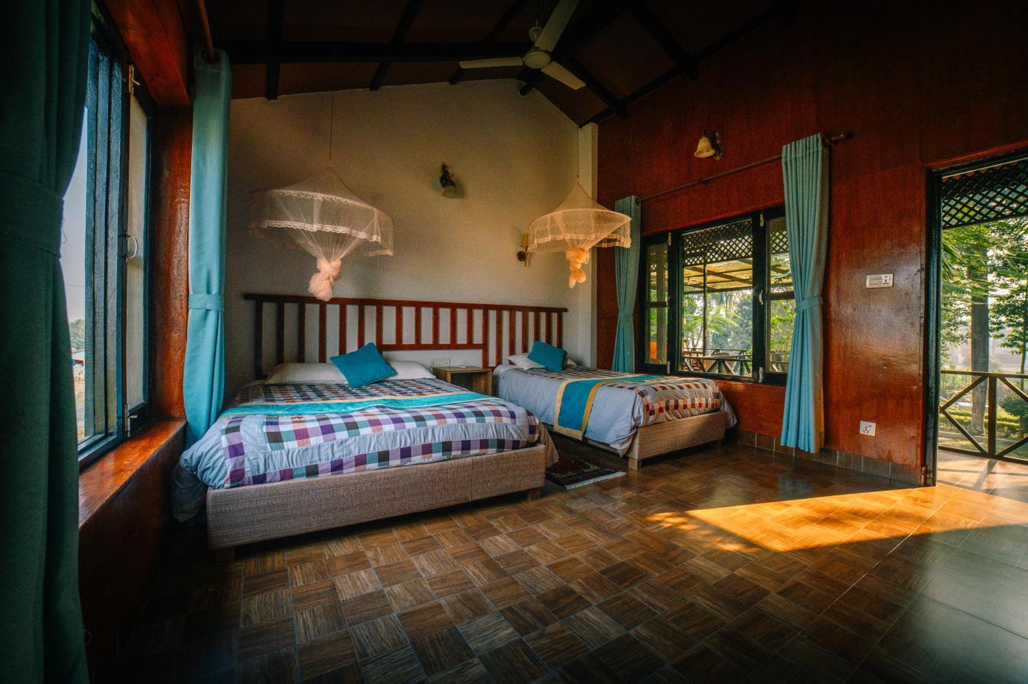 Hotel Parkside & Swimming Pool-Between Greenery And Azure ,Your Perfect Retreat Chitwan Buitenkant foto
