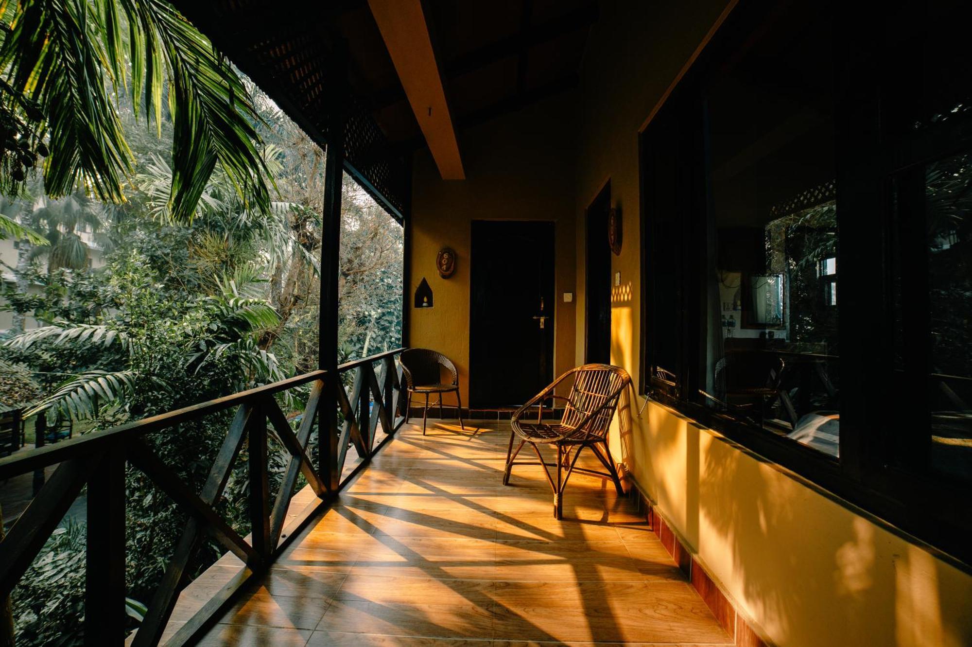 Hotel Parkside & Swimming Pool-Between Greenery And Azure ,Your Perfect Retreat Chitwan Buitenkant foto