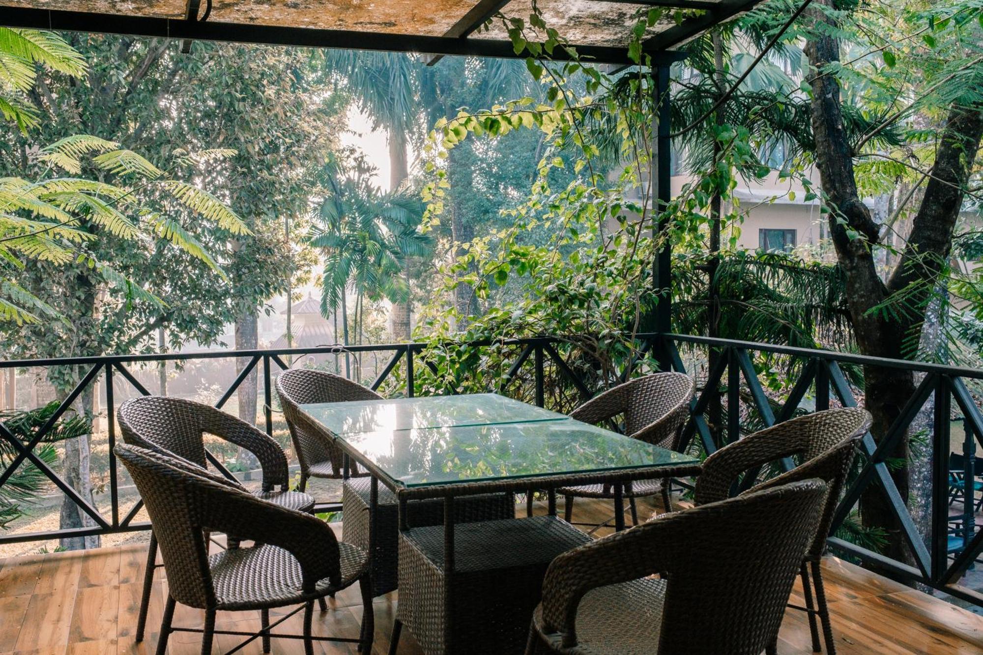 Hotel Parkside & Swimming Pool-Between Greenery And Azure ,Your Perfect Retreat Chitwan Buitenkant foto