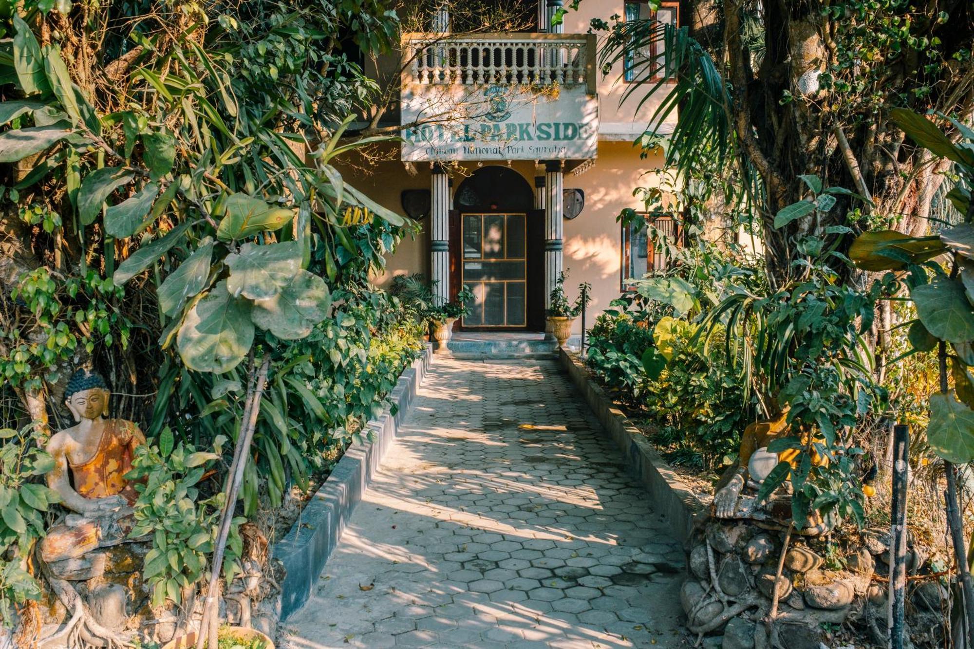 Hotel Parkside & Swimming Pool-Between Greenery And Azure ,Your Perfect Retreat Chitwan Buitenkant foto