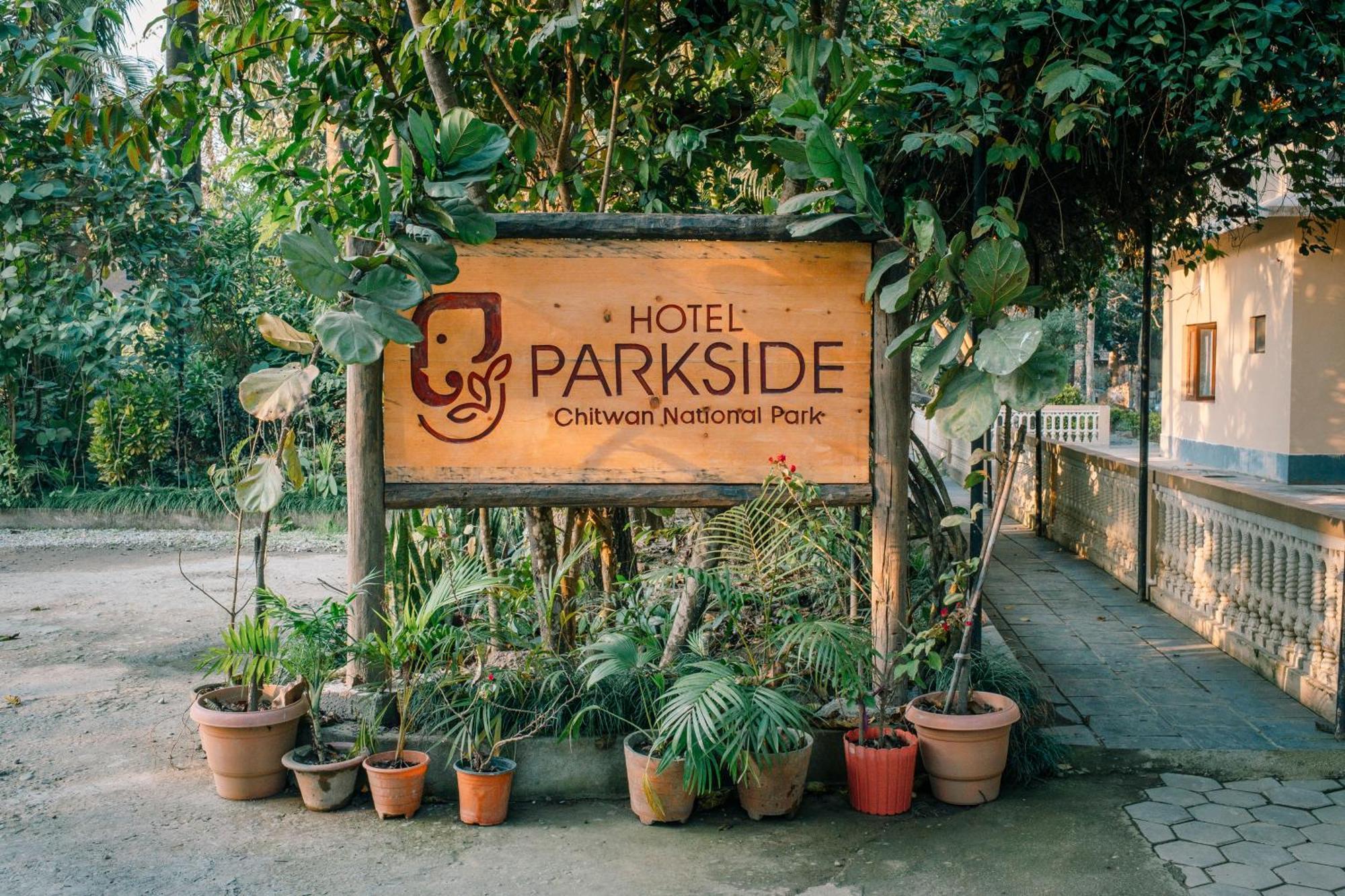 Hotel Parkside & Swimming Pool-Between Greenery And Azure ,Your Perfect Retreat Chitwan Buitenkant foto