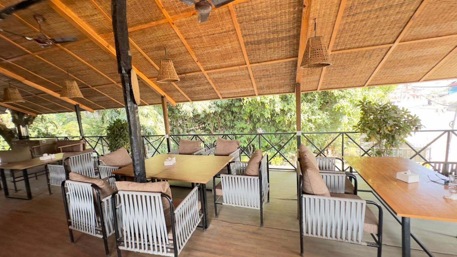 Hotel Parkside & Swimming Pool-Between Greenery And Azure ,Your Perfect Retreat Chitwan Buitenkant foto