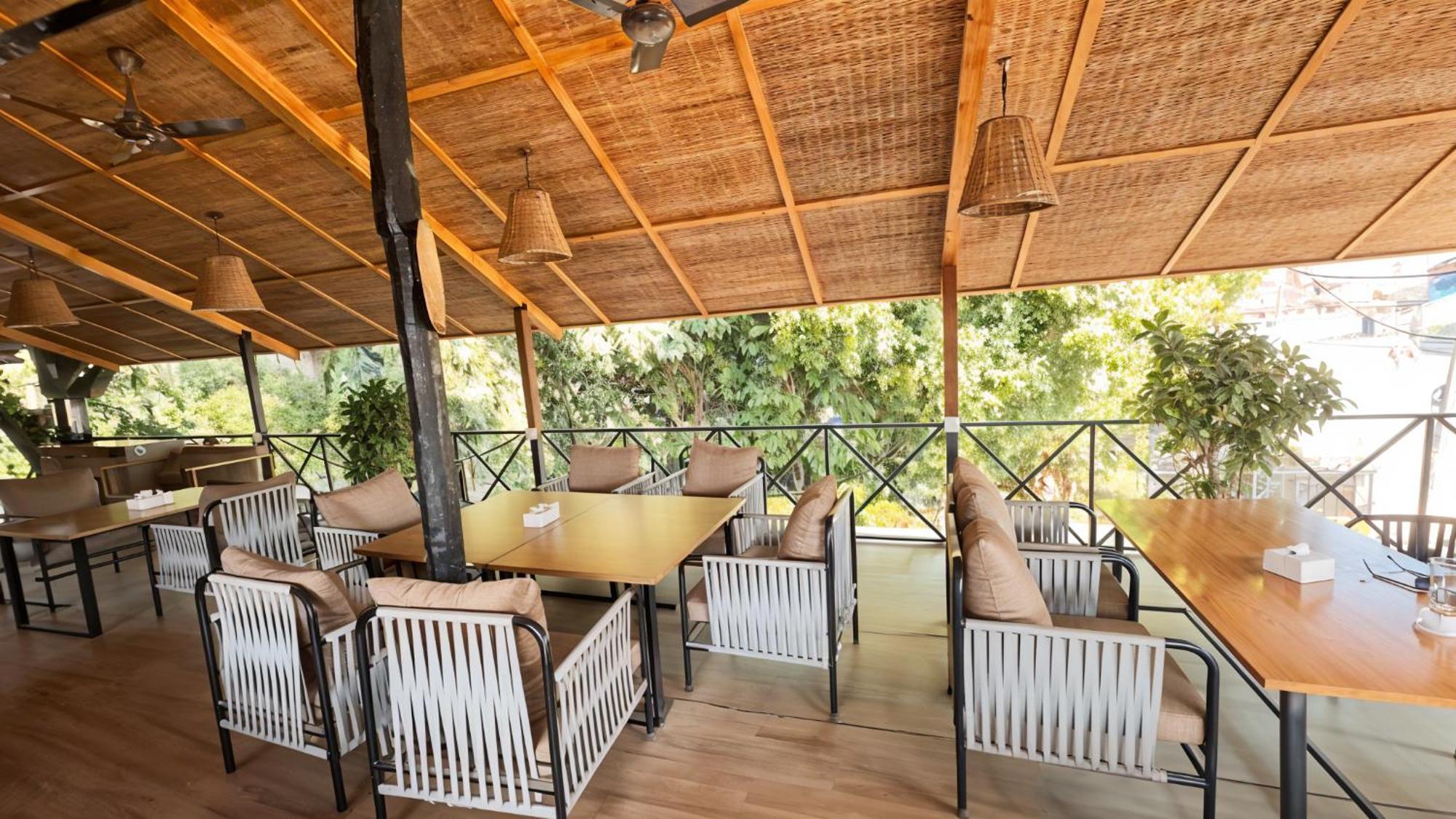 Hotel Parkside & Swimming Pool-Between Greenery And Azure ,Your Perfect Retreat Chitwan Buitenkant foto
